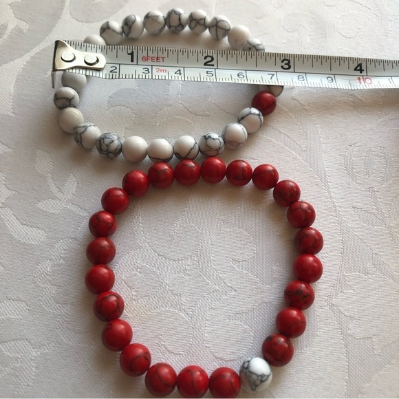 Unisex 2 Stretch Bracelets in red and white with black marbled veins - Picture 7 of 7